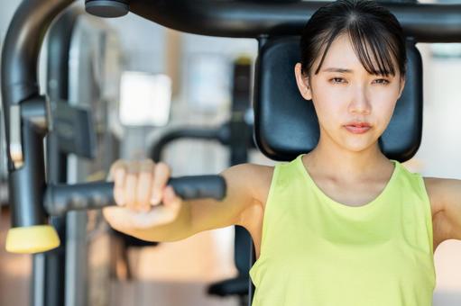 ジムでトレーニングする若い女性 ジム,トレーニング,筋トレの写真素材