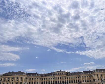 広がる雲空と建物シルエット 雲,雲空,青空の写真素材