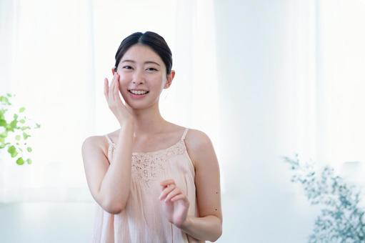 頬に手を当てているスキンケアイメージ 女性,美容,スキンケアの写真素材