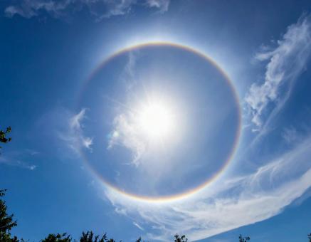 青空に広がる白い雲と爽やかな晴天と空模様 青空に広がる白い雲と爽やかな晴天と空模様の写真