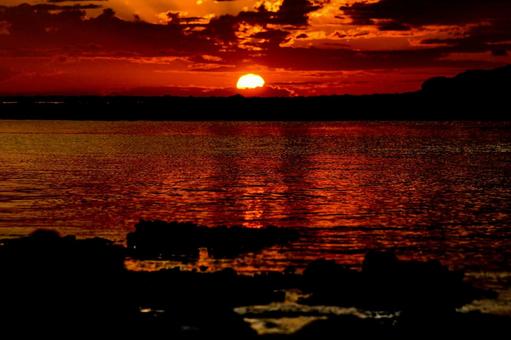 <素材>秋の海に沈む夕日 <素材>秋の海に沈む夕日の写真
