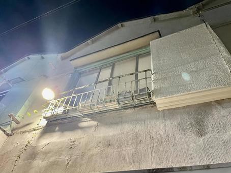 昭和レトロな建物と夜の灯り 昭和レトロな建物と夜の灯りの写真