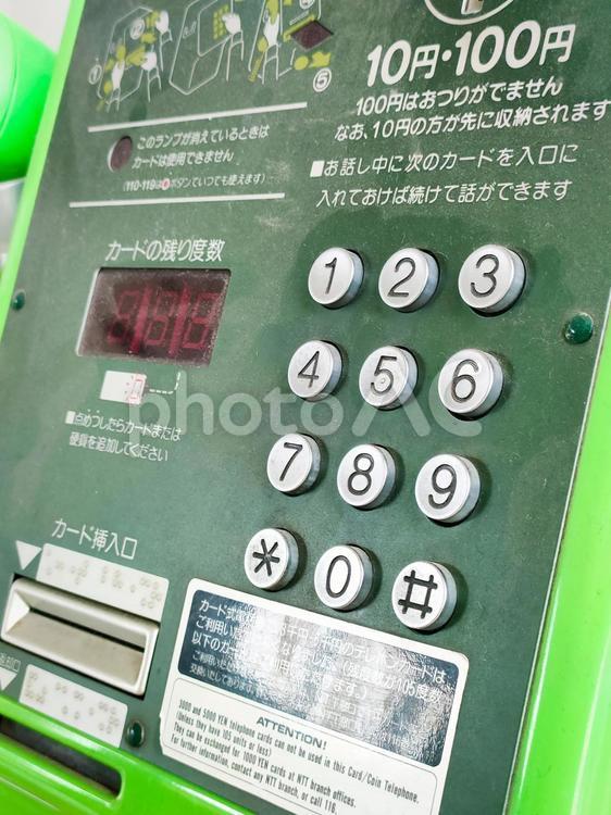 埃をかぶった古い公衆電話（緑） 公衆電話,プッシュ式,緑の写真素材
