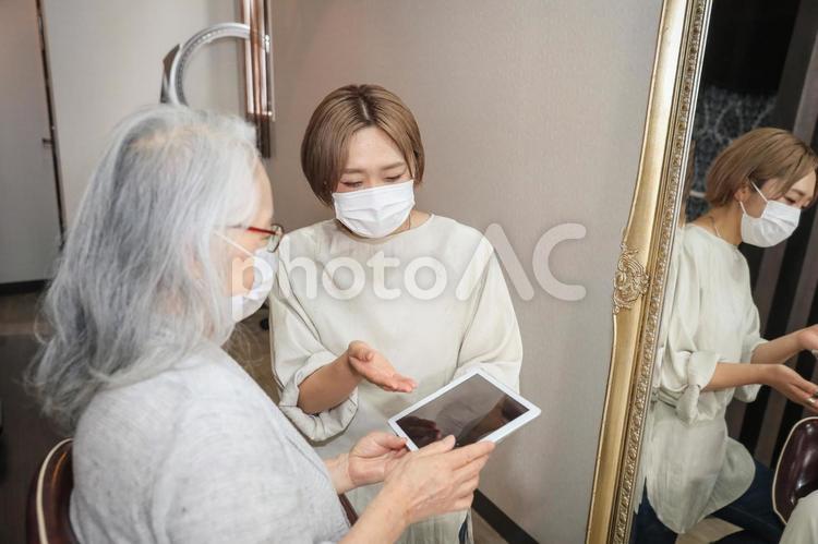コロナ禍の美容室（カウンセリング・タブレットPC） 美容室,ヘアサロン,美容院の写真素材