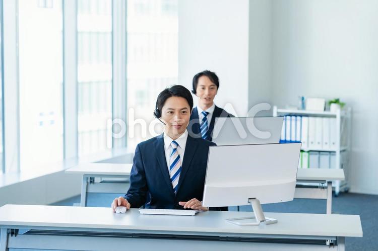 オフィスで働く日本人男性のオペレーター オペレーター,インカム,男性の写真素材