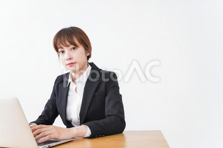 デスクワークをするビジネスウーマン 仕事,オフィスワーカー,ラップトップパソコンの写真素材