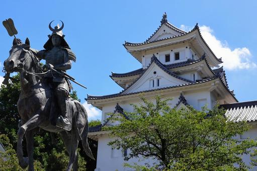 7月下旬の大垣城の天守と銅像 7月下旬の大垣城の天守と銅像 大垣城,天守,城の写真素材