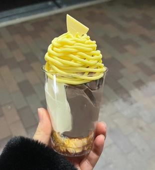 モンブランアイス モンブランアイス,ソフトクリーム,アイスの写真素材