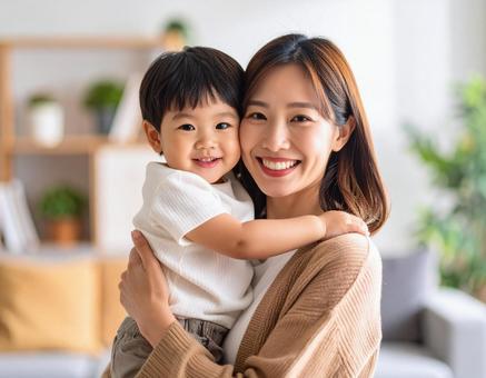 笑顔の母親と子供の写真