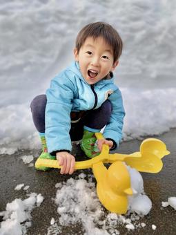 アヒル 子ども,男の子,雪遊びの写真素材