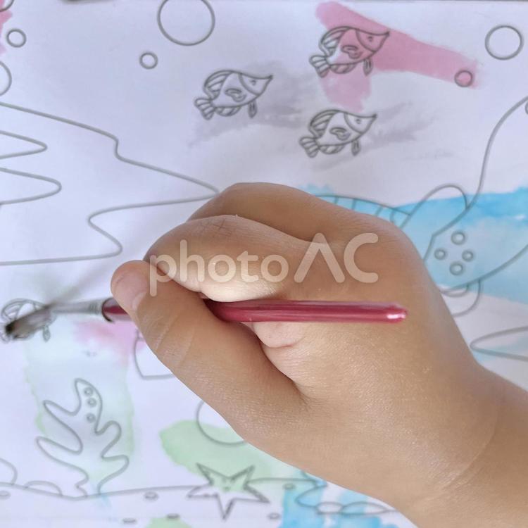 絵筆を持つ赤ちゃんのおてて 水彩,塗り絵,ぬりえの写真素材