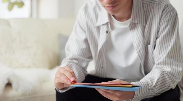 督促状を確認するアジア人男性 督促状,催促,封筒の写真素材