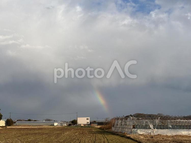 雨雲の下にのぞく虹 風景,自然,naturalの写真素材
