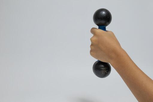 ダンベルを持ってトレーニングをする手元 ダンベル,トレーニング,手の写真素材
