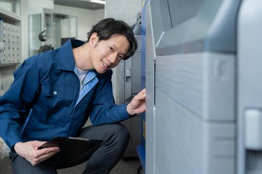 オフィスで仕事をする若い男性エンジニア オフィスで仕事をする若い男性エンジニア エンジニア,メンテナンス,ビジネスの写真素材