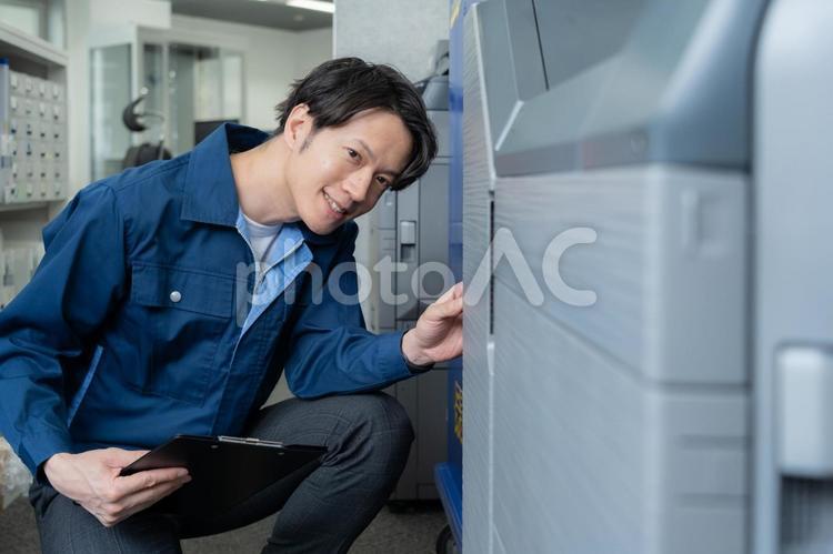 オフィスで仕事をする若い男性エンジニア エンジニア,メンテナンス,ビジネスの写真素材