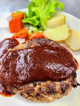 ハンバーグ（アップ）の写真