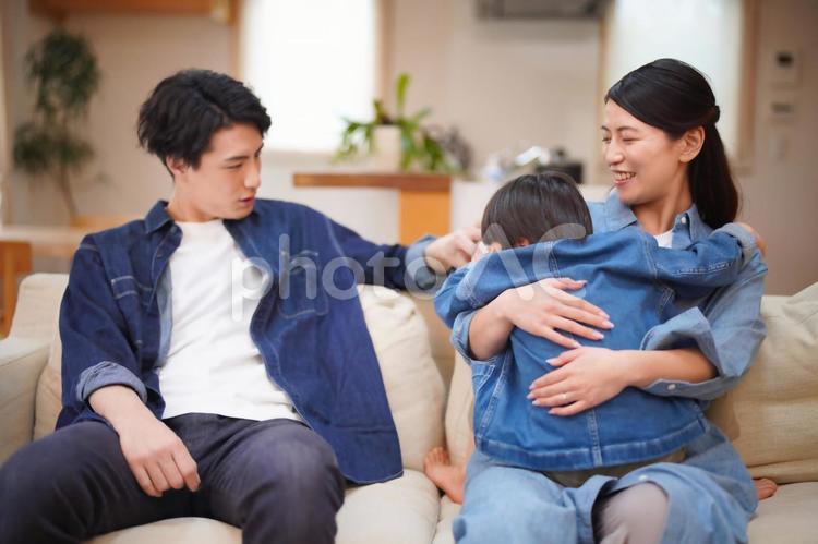 息子が母に抱きつくところ 男の子,親子,抱きつくの写真素材