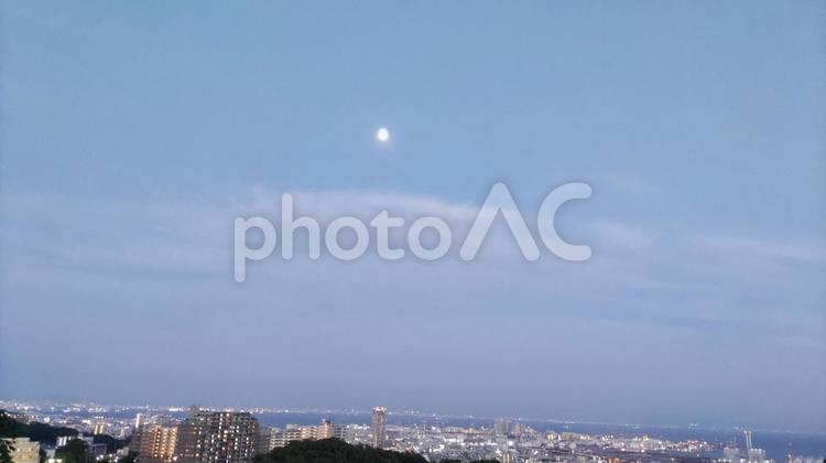 早朝の月と夜景 空,月,夜景の写真素材