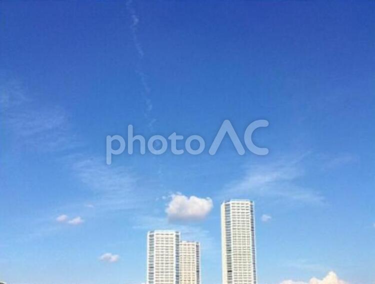 青空を渡る飛行機雲 ビジネス,仕事,建物の写真素材