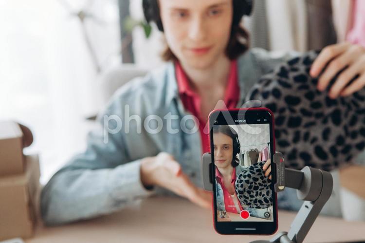 ライブ配信している男性の携帯画面 画面,スマートフォン,携帯の写真素材