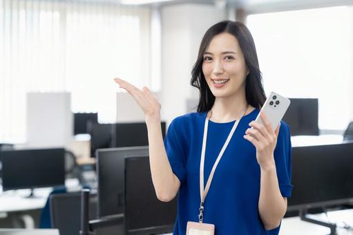 オフィスカジュアルの若い女性エンジニア オフィスカジュアルの若い女性エンジニア ビジネス,女性,スマホの写真素材