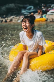 弾ける笑顔、真夏の水あそび 弾ける笑顔、真夏の水あそびの写真