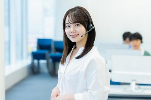 インカムで話すオペレーターの若い女性 オペレーター,コールセンター,笑顔の写真素材