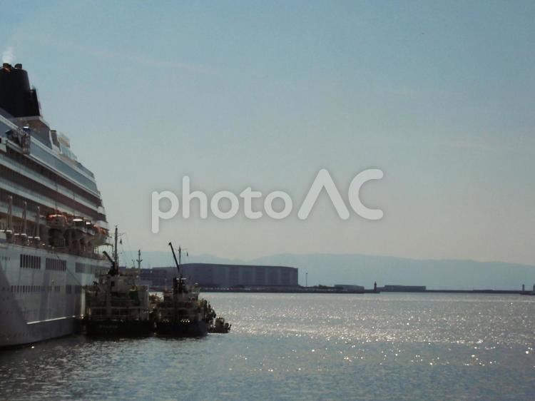 客船の横を通過 神戸,船,海の写真素材