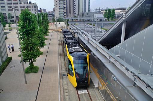 出発を待つライトライン 出発を待つライトライン ライトライン,宇都宮ライトレール,路面電車の写真素材