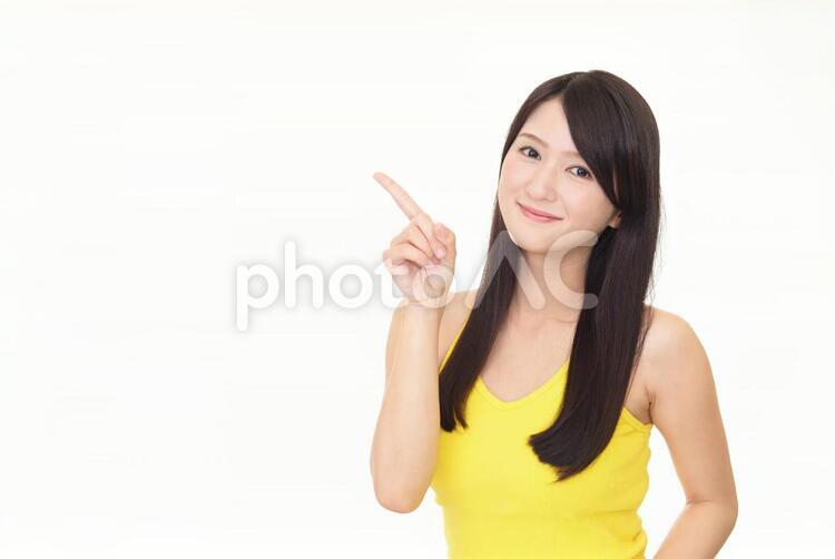 指示する笑顔の女性 女性,女,笑顔の写真素材