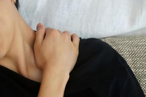 肩をさわる男性 肩をさわる男性の写真