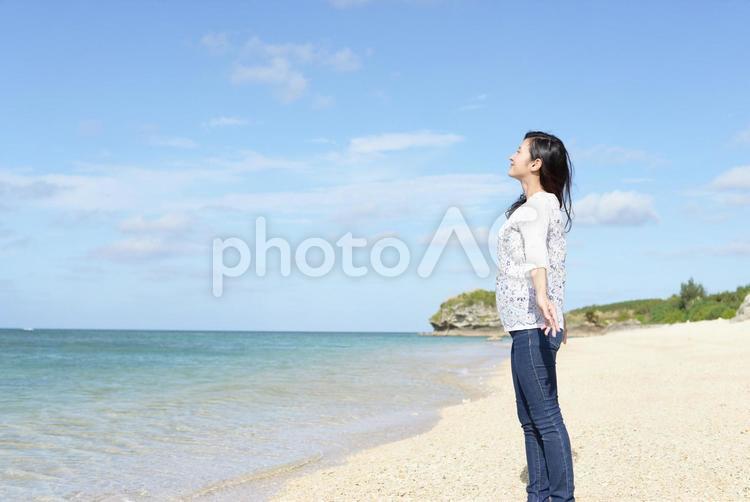 南国沖縄の美しいビーチで寛ぐ女性 女性,女,沖縄の写真素材