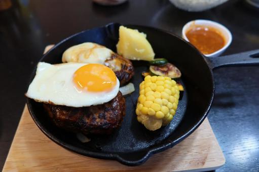 手づくり鉄板ハンバーグ 手づくり鉄板ハンバーグの写真