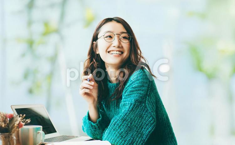 ノートパソコンを使う笑顔の女性 女性,パソコン,仕事の写真素材