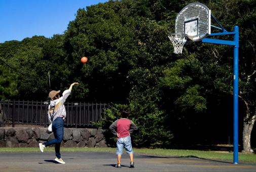 ＜素材＞公園で元気にバスケットをする親子 家族,親子,バスケットの写真素材