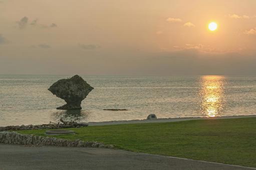 沖縄読谷村・渡具知の浜の美しい黄金の夕陽 沖縄,海,夕日の写真素材