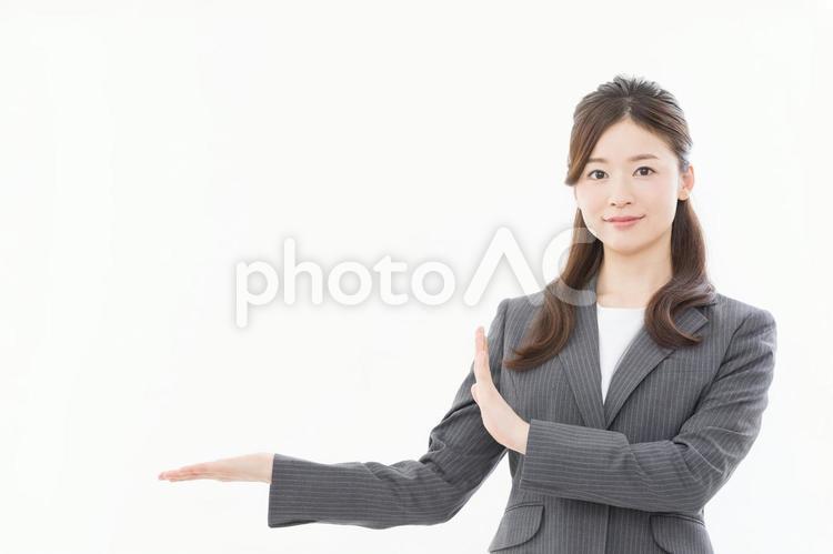 ビジネスウーマン　おすすめ ビジネスウーマン,指差し,提案の写真素材