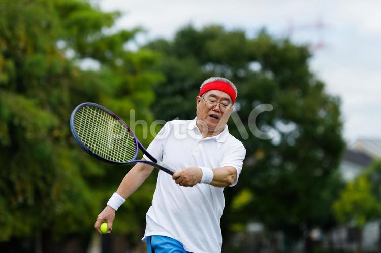テニスをする男性 男性,テニス,スポーツの写真素材