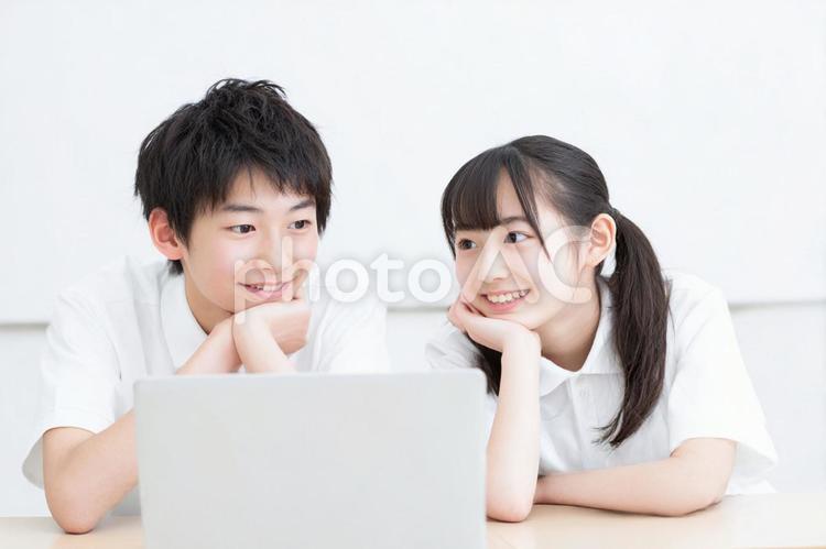 教室で一緒にPCを使う男の子と女の子 pc,教室,男の子の写真素材