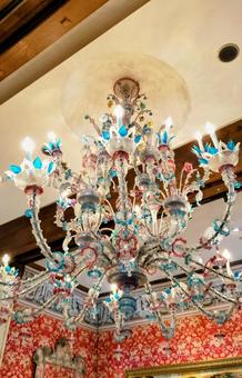 カラフルなシャンデリア カラフルなシャンデリア シャンデリア,照明,電気の写真素材