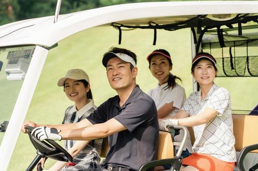 ゴルフ場でカートに乗るゴルファーの男女 ゴルフ場でカートに乗るゴルファーの男女 ゴルフ,ゴルフカート,ゴルフカーの写真素材