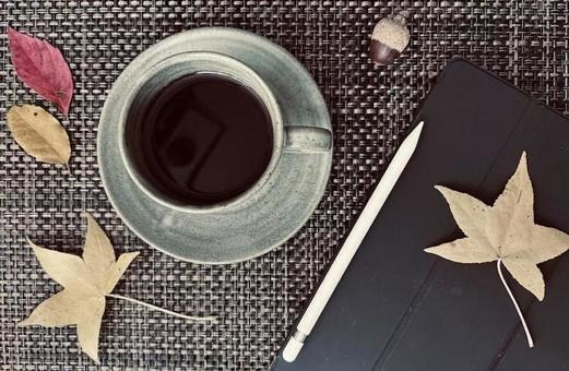 秋 読書のイメージ(iPadとコーヒー) 秋 読書のイメージ(iPadとコーヒー) 秋,読書,コーヒーの写真素材
