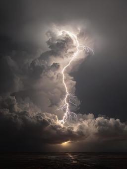 道を照らす雷光 道を照らす雷光の写真