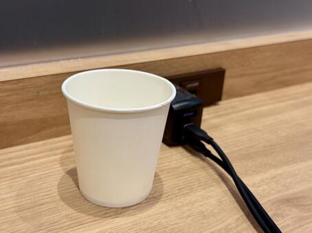 紙コップと充電器 紙コップ,コップ,使い捨てコップの写真素材