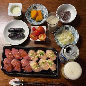 ローストビーフと生ハムにぎりなどの夕食 夕食,ご飯,ローストビーフ握り寿しの写真素材