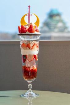 春限定いちごパフェ・大阪城を背景に 春限定いちごパフェ・大阪城を背景に いちご,パフェ,大阪城の写真素材