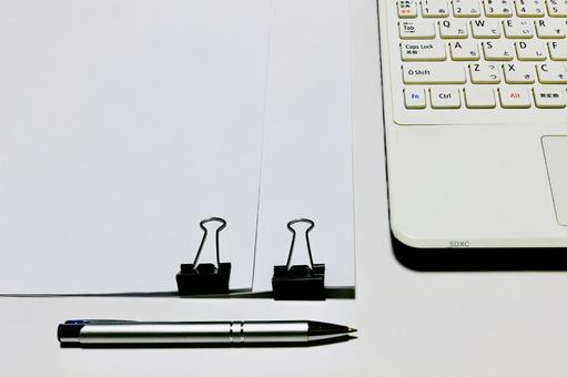ビジネスイメージ 書類作成 モノトーン ビジネスイメージ 書類作成 モノトーン ビジネスイメージ,モノトーン,モノクロームの写真素材