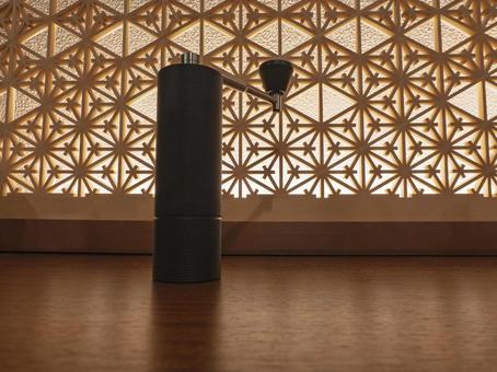 和柄を背景にしたコーヒーミル 和柄を背景にしたコーヒーミル コーヒーミル,珈琲,器具の写真素材