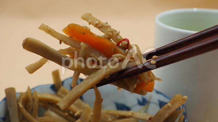 惣菜のきんぴらごぼう（食べるシーン） きんぴらごぼう,牛蒡,惣菜の写真素材